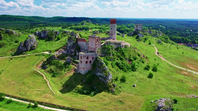 Film z drona pokazujący ruiny Zamku Olsztyn wojew&oacute;dztwo śląskie Polska, Poland