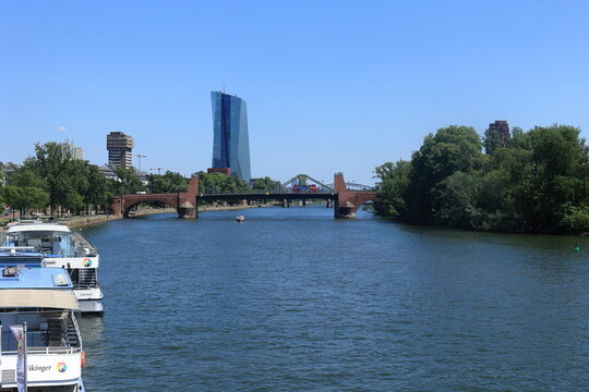 Blick &uuml;ber den Main bei Frankfurt von der Br&uuml;cke eiserner Steg
