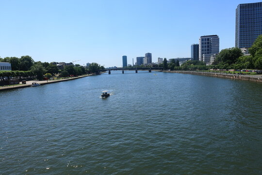 Blick &uuml;ber den Main bei Frankfurt von der Br&uuml;cke eiserner Steg