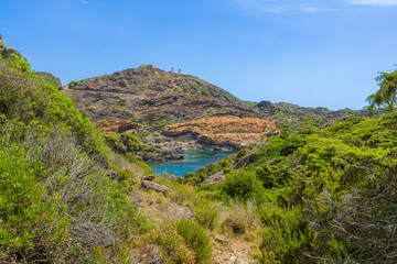 Fototapeta premium Cala Jugadora y Faro del Cap de Creus en el Parque Natural del Cap de Creus, Costa Brava, España