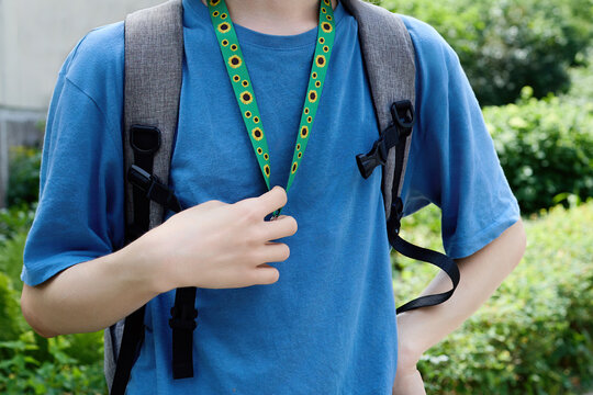 Person wearing sunflower lanyard for hidden disability awareness