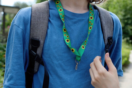 Person wearing sunflower lanyard for hidden disabilities awareness