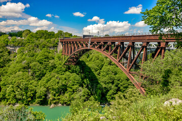 Fototapeta premium Obsolete railroad bridge over niagara river.