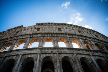 Obraz premium Majestic Roman Colosseum under Blue Sky