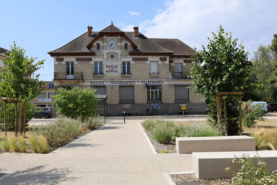 Bureau de poste, vue de l'ext&eacute;rieur, ville de Paray le Monial, d&eacute;partement de la Sa&ocirc;ne et Loire, France