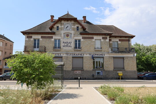 Bureau de poste, vue de l'ext&eacute;rieur, ville de Paray le Monial, d&eacute;partement de la Sa&ocirc;ne et Loire, France