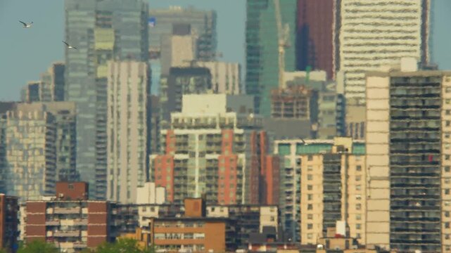 North American city under a sustained heat wave. Shimmering air distortion as temperatures climb. El Ni&ntilde;o amplifies extreme heat warnings, high-pressure systems and worsening climate-driven summers.