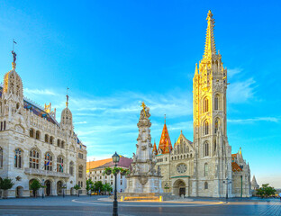 Fototapeta premium Matthias Church and Trinity Column in the historic square in Budapest at golden hour