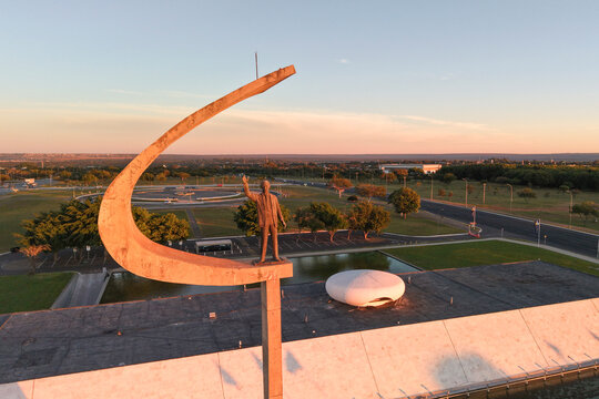 JK Memorial, in Bras&iacute;lia, was designed by Oscar Niemeyer and inaugurated in 1981 in honor of Juscelino Kubitschek, the former president who led the construction of Brazil&rsquo;s modern capital.