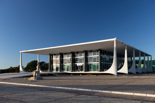O Supremo Tribunal Federal &eacute; o &oacute;rg&atilde;o de c&uacute;pula do Poder Judici&aacute;rio brasileiro - foi inaugurado em 21 de abril de 1960 - projetado por Oscar Niemeyer em estilo modernista