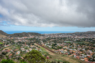 Obraz premium Panoramic View of La Laguna and Tenerife Landscape From Mesa Mota Viewpoint at Sunset