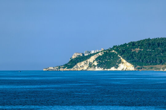 Veduta da Rodi Garganico (Foggia , Puglia , Italia ) di Peschici ( Foggia , Puglia , Italia ) con Monte Pucci