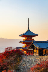 Naklejka premium 日本の風景・秋 京都 世界遺産 紅葉と夕暮れの清水寺