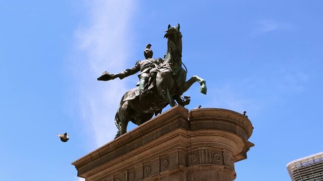 Monumento a Gerardo Barrios en el centro de San Salvador , Centro Historico de El Salvador rodeado de aves que vuelan sobre &eacute;l