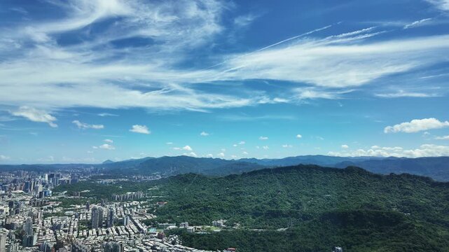 現代都市と道路の空撮風景タイムラプス
