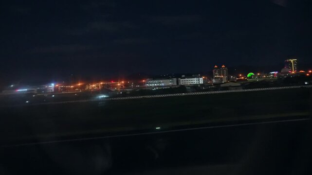 離陸した飛行機の車窓から見た夜景