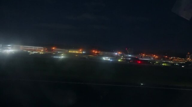 離陸した飛行機の車窓から見た夜景