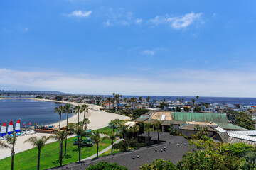 Obraz premium Aerial view of the beautiful Sail Bay shoreline with sandy beaches, coastal buildings and the ocean horizon, San Diego, California