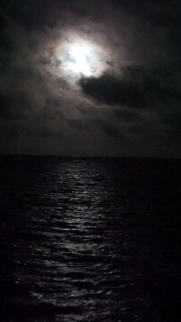 誰もいない夜、月夜、海にに広がるムーンロード