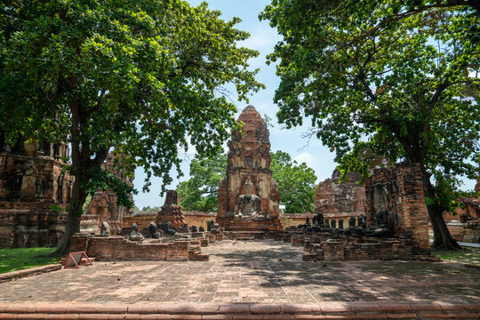 Wat Maha That old temple ruins in Ayutthaya, Thailand