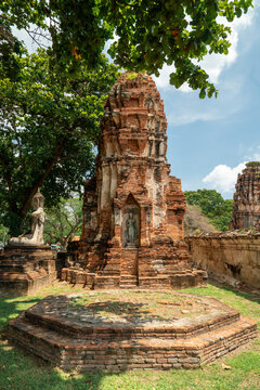 Wat Maha That old temple ruins in Ayutthaya, Thailand