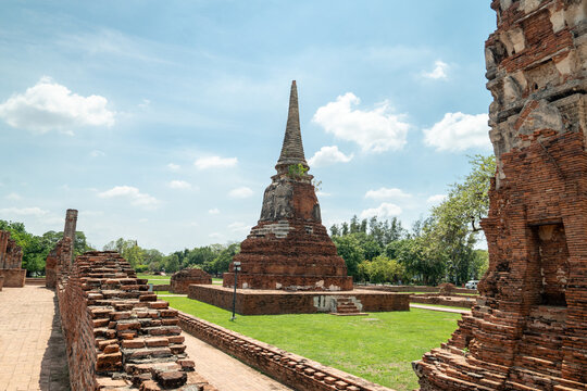Wat Maha That old temple ruins in Ayutthaya, Thailand