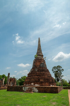 Wat Maha That old temple ruins in Ayutthaya, Thailand