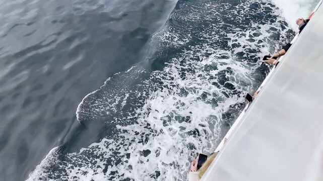 航行する船舶と海面の水しぶき