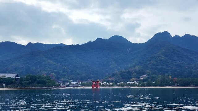 海に浮かぶ鳥居の見える風景