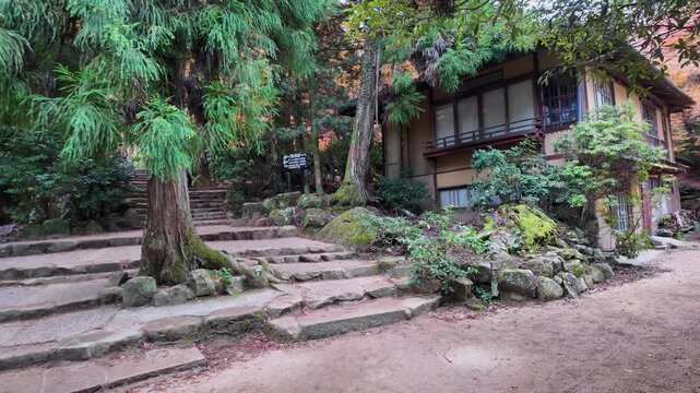 山道と建物の風景