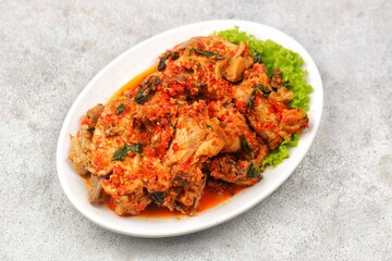 Fototapeta premium Rica-rica or chicken rica-rica, a traditional dish from North Sulawesi made with chicken cooked in a fragrant blend of fresh chilies, garlic, shallots, ginger, lemongrass, and aromatic herbs