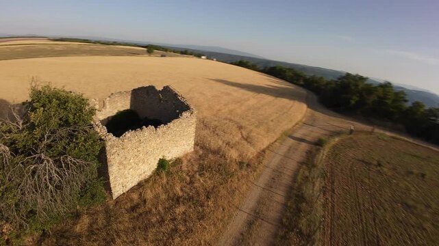 champs de bl&eacute; et ruine - plateau de Valensole France