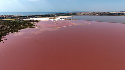 Luftaufnahme der rosa Salzlagune und Stadt Torrevieja © PeeJee