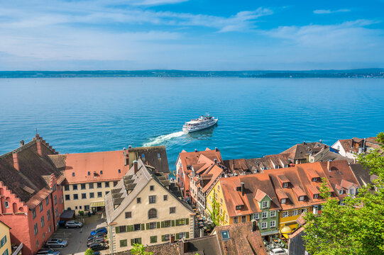 Germany, Baden-Wurttemberg, Meersburg, Ferry leaving town on shore of Lake Constance
