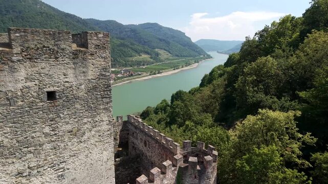 Hinterhaus auf Donau &Uuml;bergang  