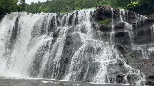 壮大な日本の滝 迫力ある段瀑の水しぶき 自然環境音付き（固定カメラ）