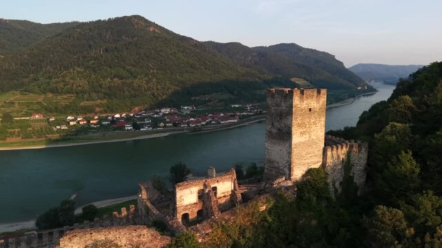 Ruine Hinterhaus Abendlicht Drohnenaufnahme