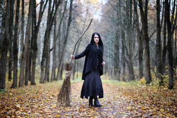Obraz premium A woman in a witch suit in a forest