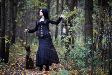 Obraz premium A woman in a witch suit in a forest