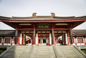 Obraz premium Red Temple Hall Entrance in Xian China