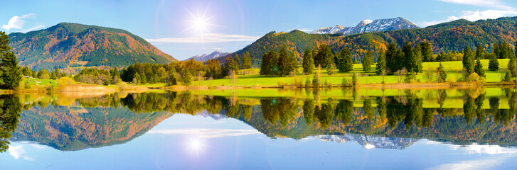 Im beginnenden Herbst spiegeln sich im Allgäu die Berge auf der Wasseroberfläche des Hegratsrieder Weiher - FOTOMONTAGE © Wolfilser
