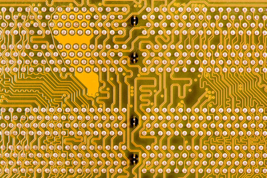 Hauptplatine im Computer mit Leiterbahnen zum Prozessor