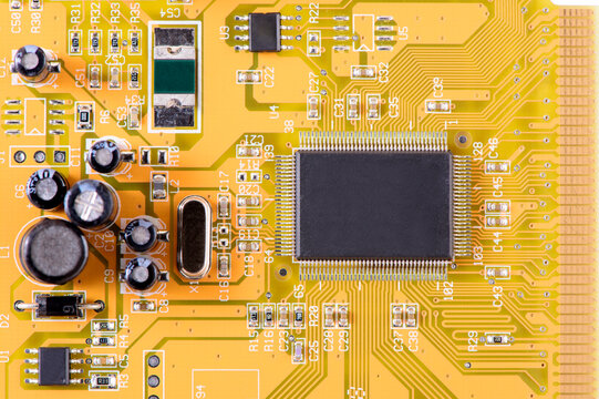 Hauptplatine im Computer mit Leiterbahnen zum Prozessor