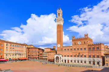 Obraz premium Siena, Italy. Piazza del Campo with Palazzo Pubblico and Torre del Mangia.