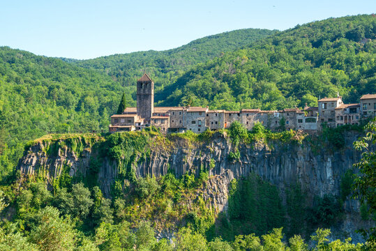 Castellfollit de la Roca es un peque&ntilde;o pueblo construido al borde de un precipicio en la comarca de la Garrotxa, provincia de Gerona, Catalu&ntilde;a, Espa&ntilde;a.
