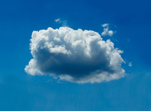  Una &uacute;nica nube de c&uacute;mulo blanca y esponjosa sobre un cielo azul brillante, naturaleza. Nube de c&uacute;mulo blanca perfecta aislada sobre un cielo azul; fondo de naturaleza limpio para el clima, los viajes