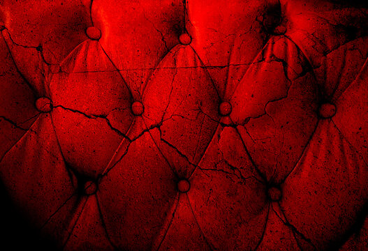  Primer plano de textura de sof&aacute; de cuero con mechones de color rojo oscuro, fondo grunge. Textura dram&aacute;tica de primer plano de sof&aacute; de cuero con mechones de color rojo oscuro; fondo grunge de lujo