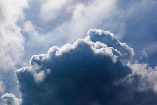  Nubes de tormenta dram&aacute;ticas de cerca contra el cielo azul, fondo meteorol&oacute;gico. Nubes de tormenta dram&aacute;ticas de cerca sobre el cielo azul; fondo meteorol&oacute;gico y atmosf&eacute;rico poderoso para dise&ntilde;o.