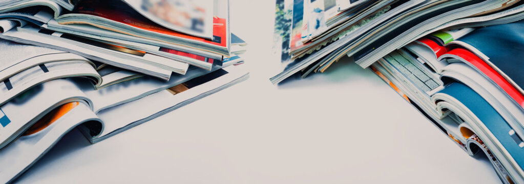 Pila de revistas abiertas y coloridas, experiencia en periodismo de medios impresos. Revistas abiertas coloridas apiladas de cerca sobre blanco; experiencia en medios impresos y periodismo
