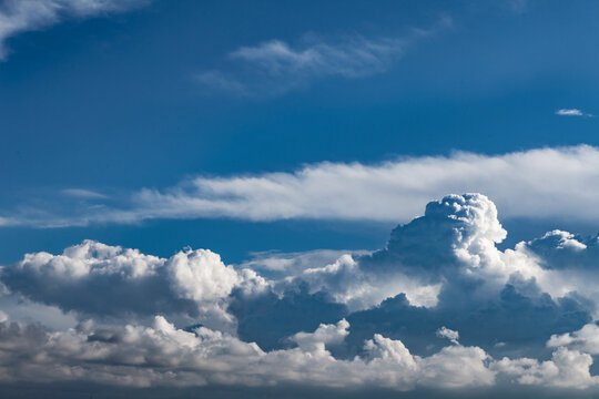 Dram&aacute;ticos c&uacute;mulos de nubes de tormenta blancas contra un cielo azul profundo. Imponentes c&uacute;mulos de nubes de tormenta blancas sobre un cielo azul profundo; espectacular fondo meteorol&oacute;gico